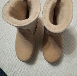 Women's Tan Shearling Boots Used 1 Time